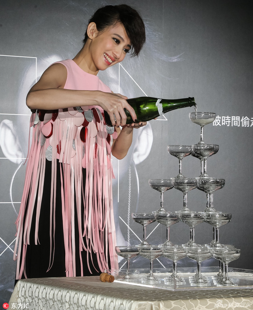 戴佩妮亮相演唱会庆功宴流苏背心潮有范4p