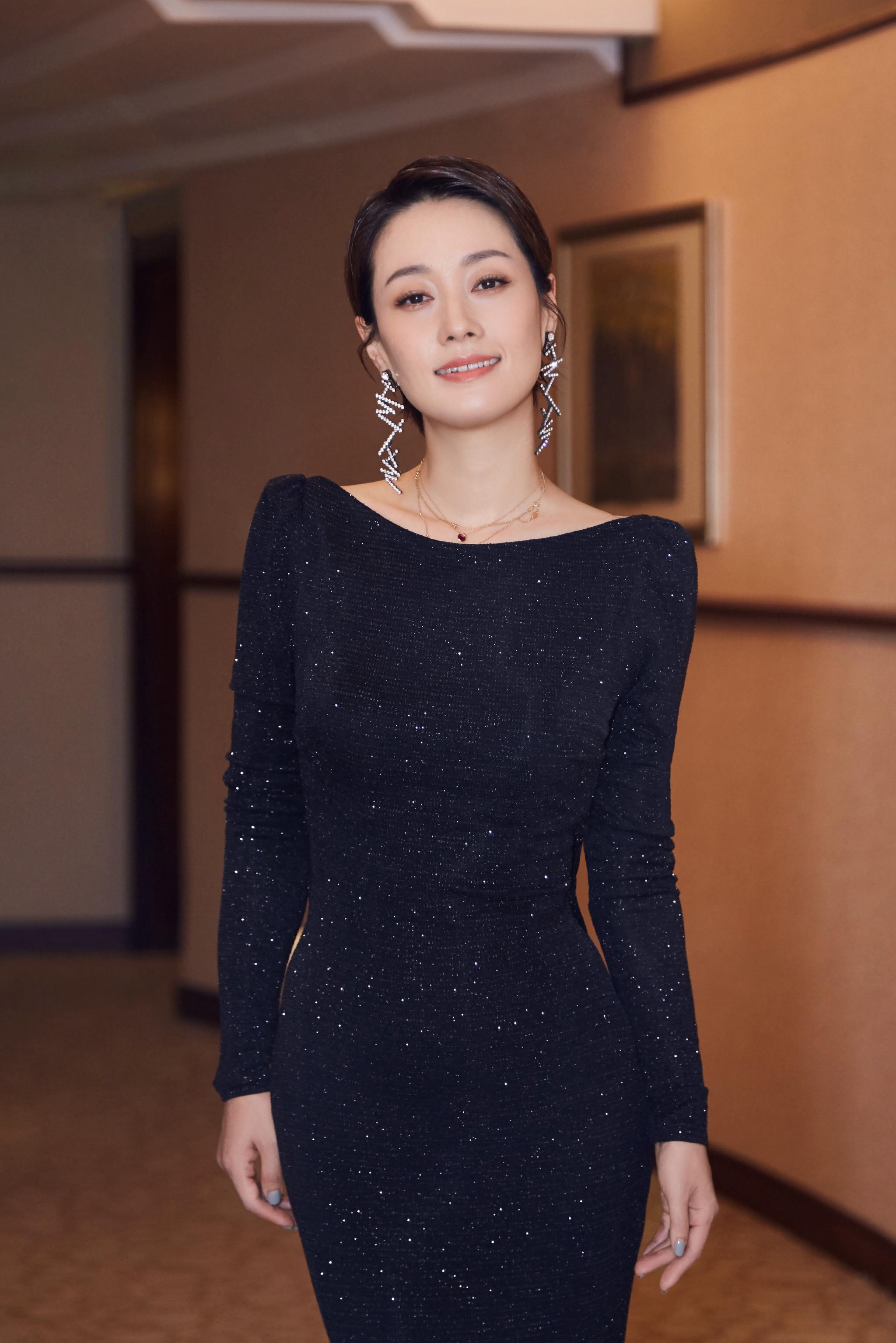 马伊璃从殷桃手中接过最佳女主角奖，感谢了文章彼此成就[9P]