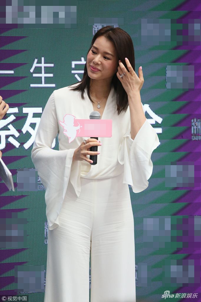 39岁胡杏儿白色裤装优雅干练 撩发放电风韵不减[3p]