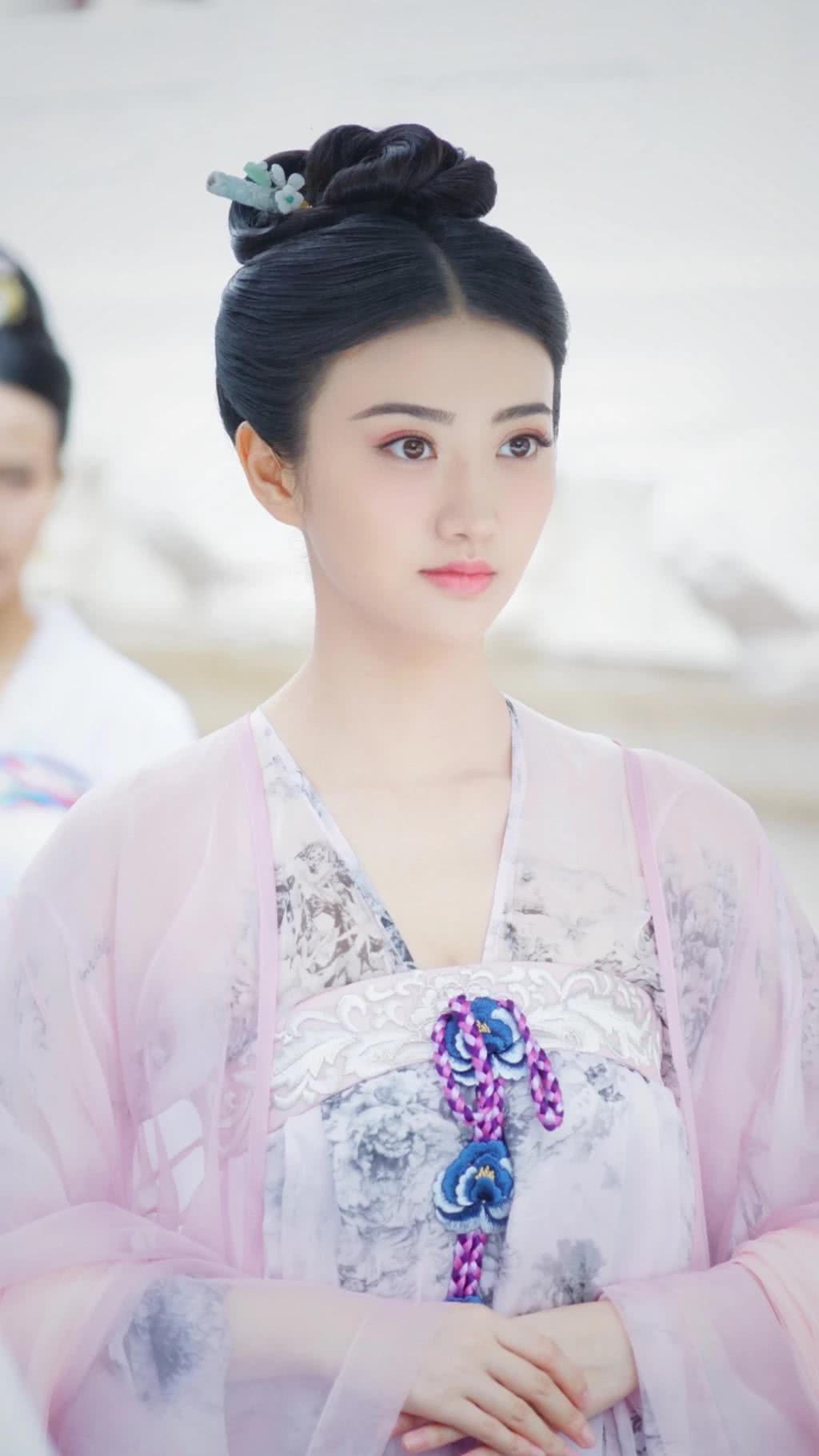 景甜刚出道时的旧照,一脸青涩却依旧清纯甜美[11p]