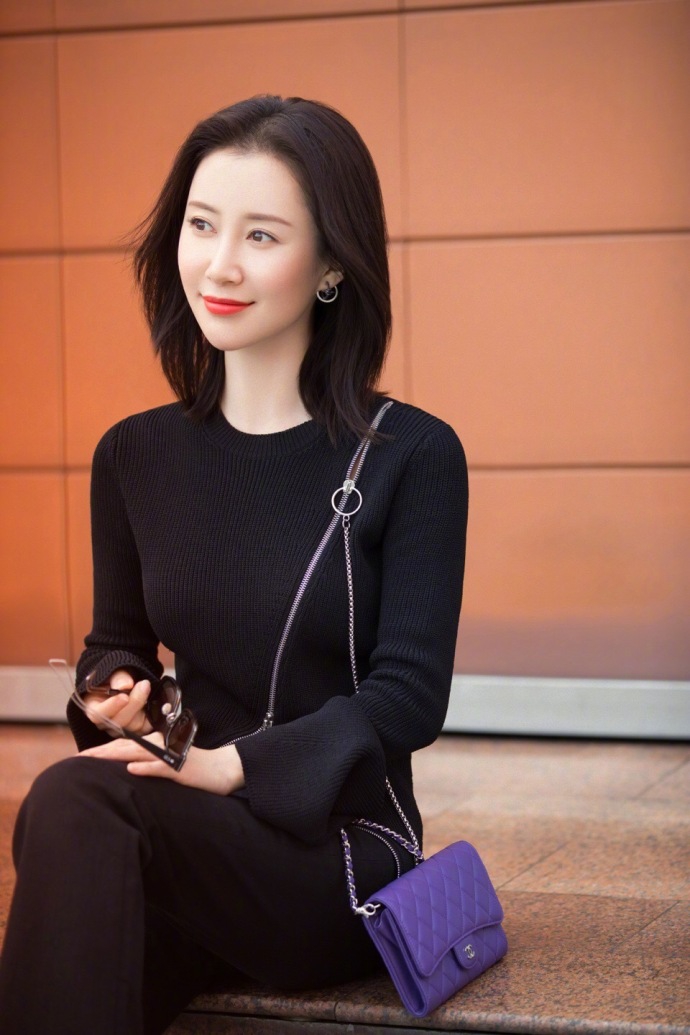 舒畅穿喇叭裤踩高跟鞋秀美腿微露纤腰雪肤红唇很性感7p