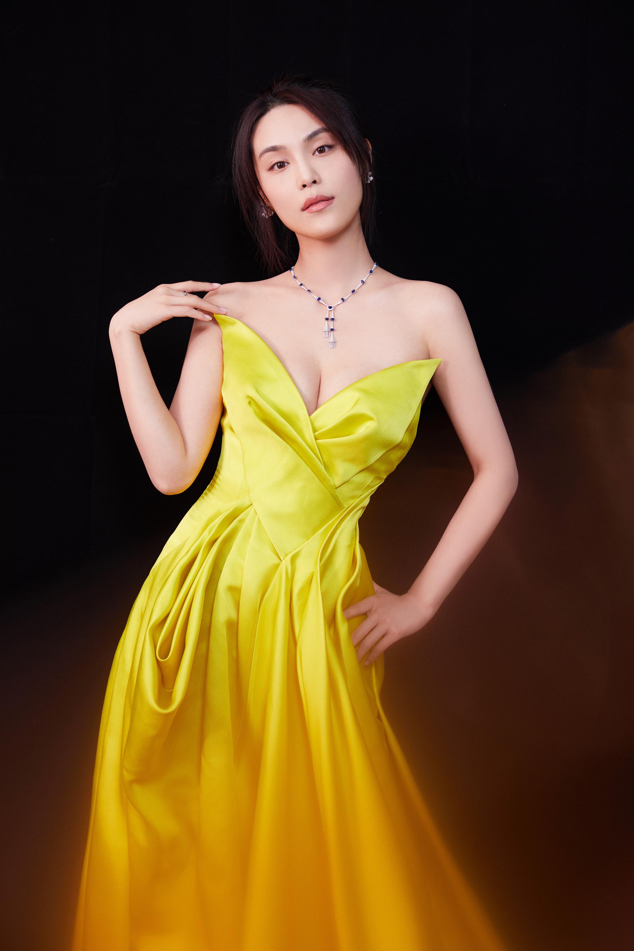 韩丹彤亮相珠宝夜宴，明黄色深v裙性感撩人[7P]