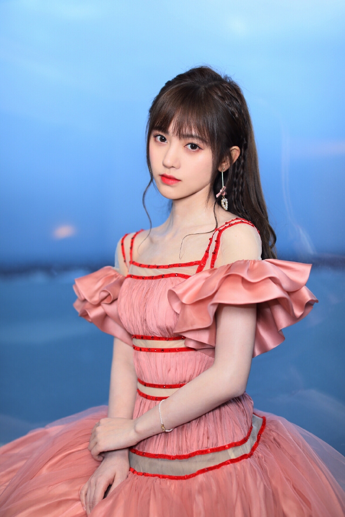 鞠婧祎身穿粉色礼服凸显锁骨纤腰 颔首浅笑眉眼温柔[9p]