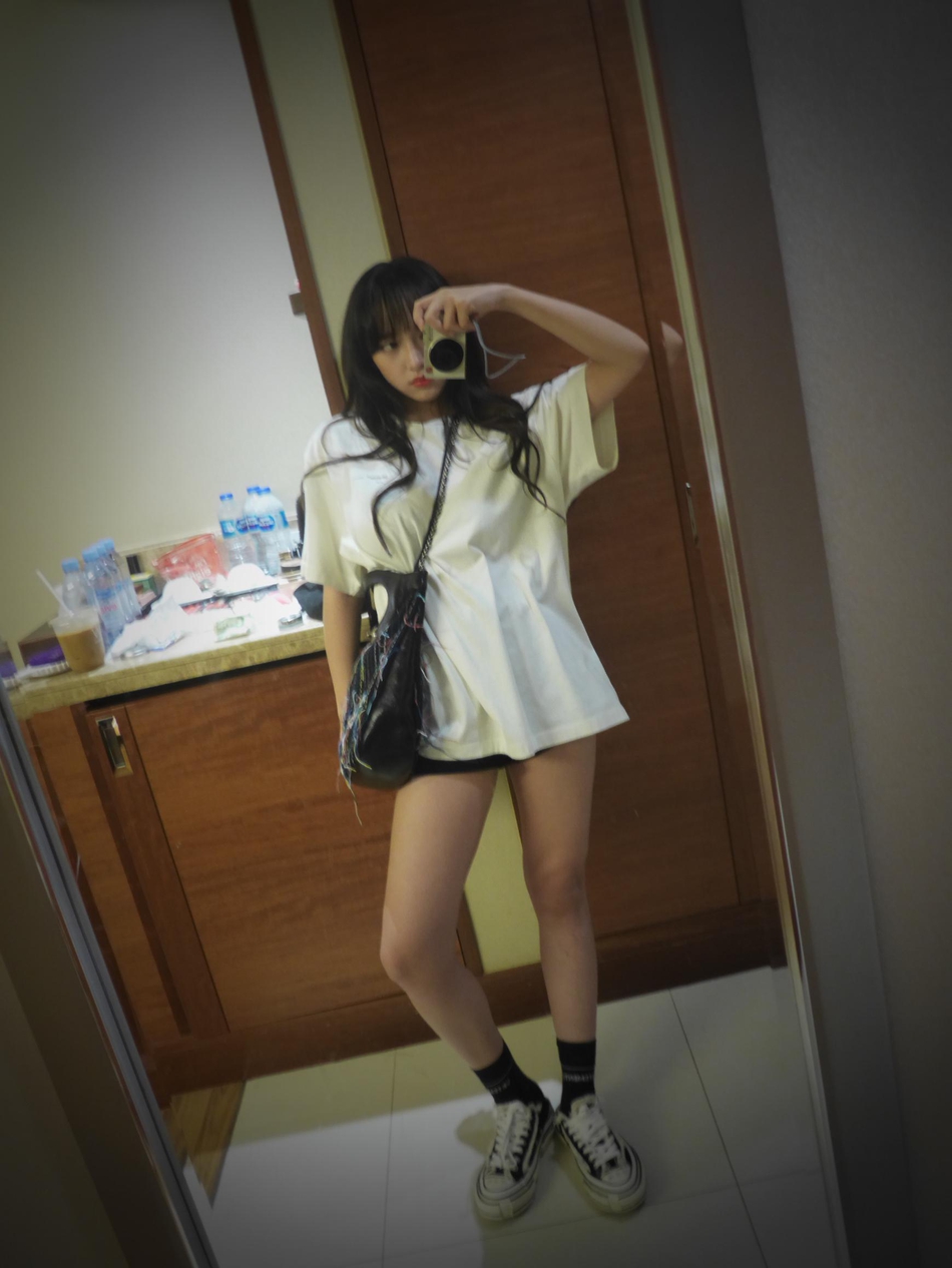 程潇双马尾晒自拍美照 五官精致大秀蛮腰似真人芭比[11p]