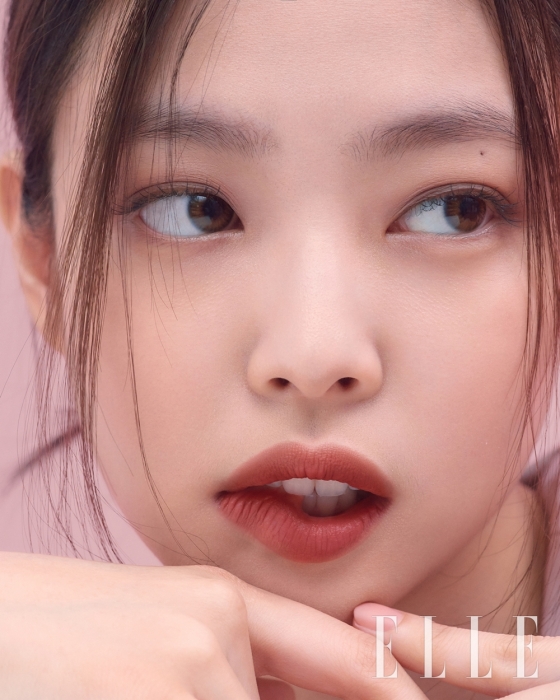 jennie登时尚杂志拍美妆写真怼脸照零瑕疵5p