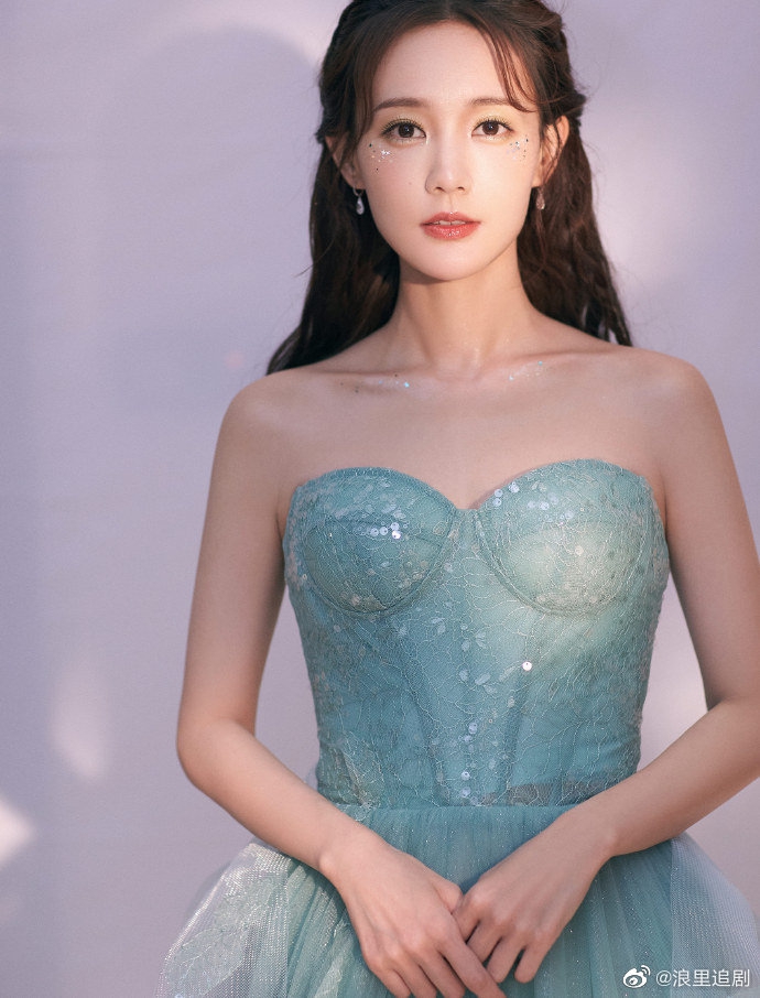 李一桐金鹰节开幕式造型曝光蓝绿抹胸长裙美如人鱼公主6p