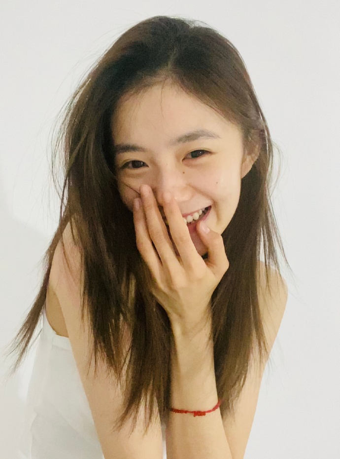 新谋女郎刘浩存穿吊带自信晒素颜皮肤白嫩扮萌比v笑容甜4p