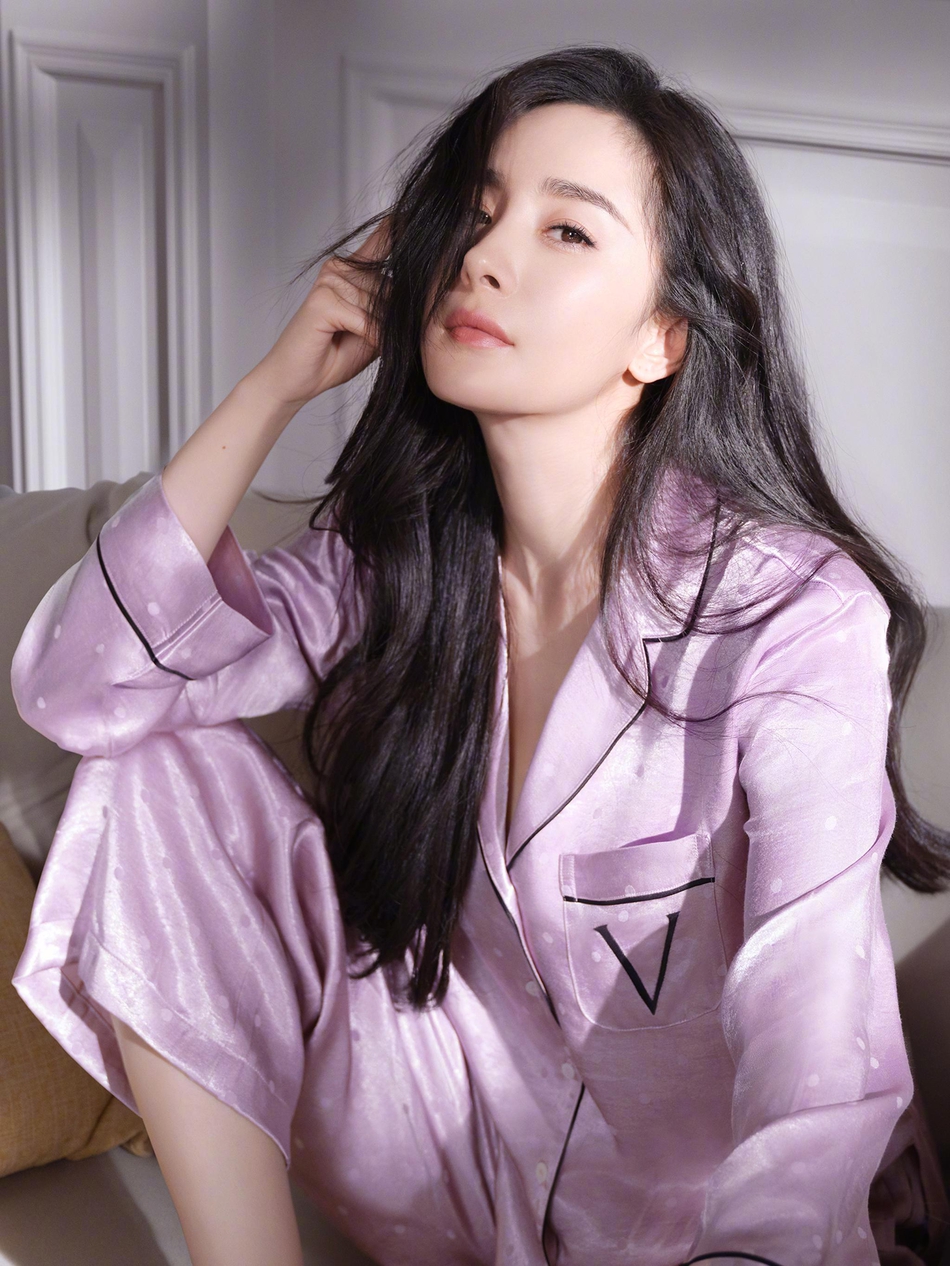 杨幂穿黑色吊带裙大秀美背一举一动皆是万种风情6p